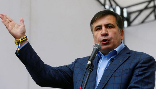 У Саакашвили провели обыск: политик бы замечен на крыше дома (ВИДЕО)