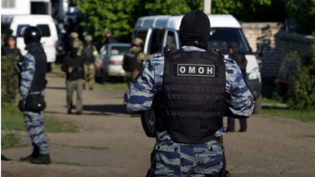 Российские силовики в Симферополе обыскивают крымских татар