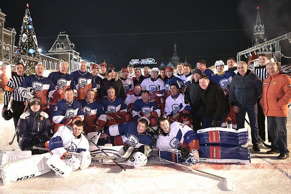 Дюмин и Аджоев посетили хоккейный матч с участием Путина