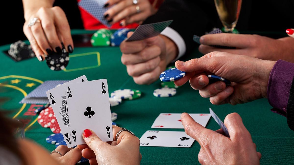 Реальные крупье за столом в покер на Покерматч