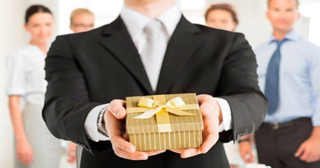 Почему важно дарить подарки коллегам